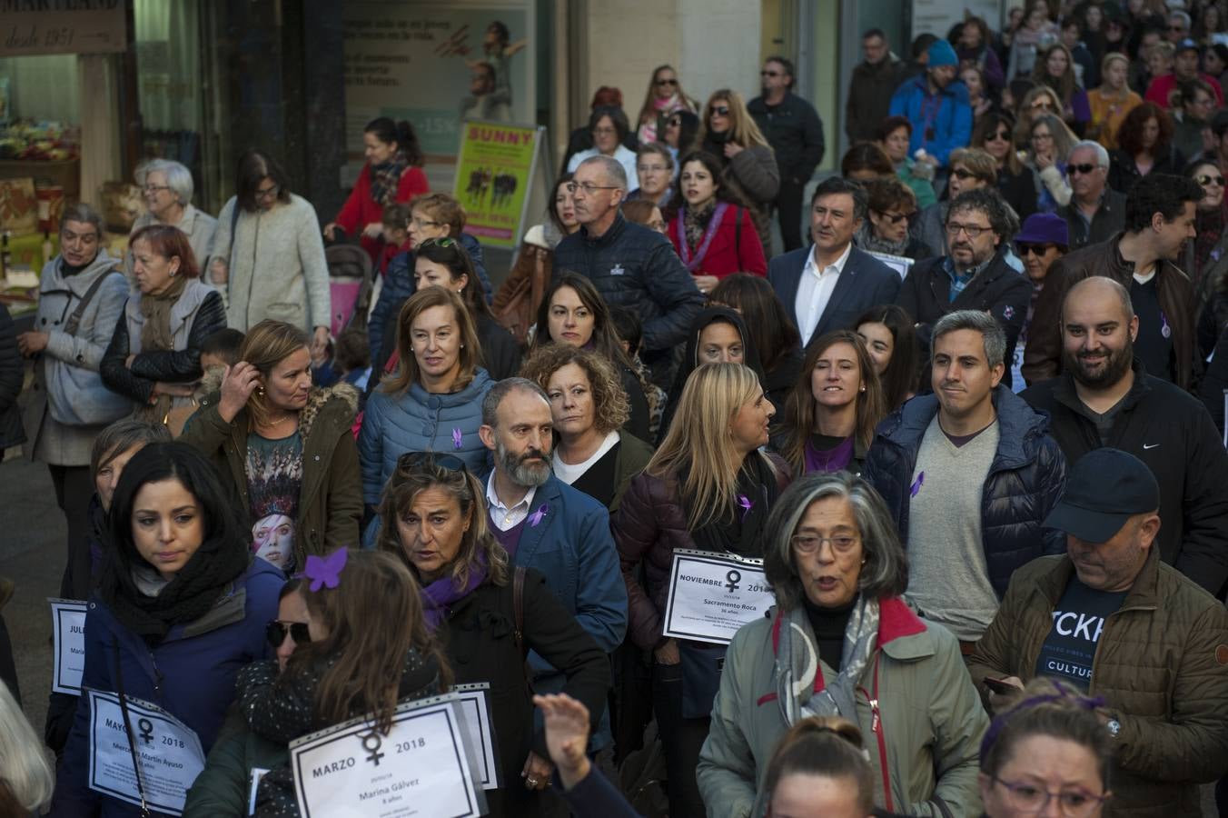 Cerca de 1.500 personas han participado en la manifestación que ha recorrido la capital cántabra reivindicando la igualdad real en la sociedad