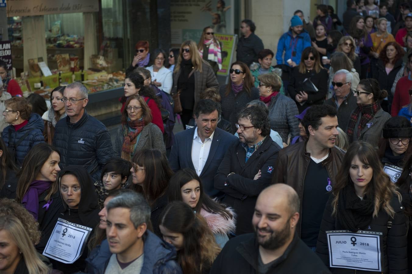 Cerca de 1.500 personas han participado en la manifestación que ha recorrido la capital cántabra reivindicando la igualdad real en la sociedad