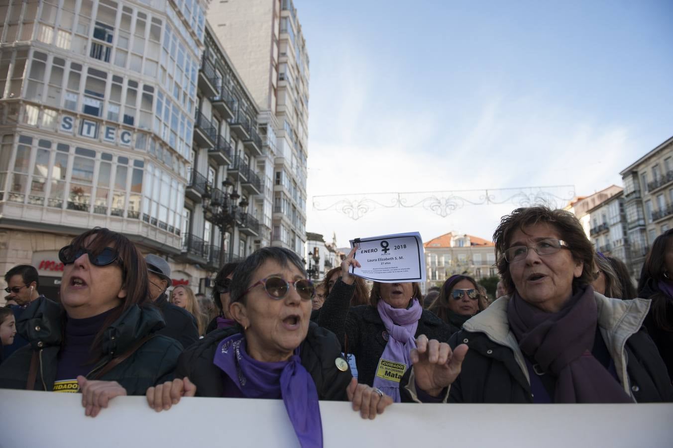 Cerca de 1.500 personas han participado en la manifestación que ha recorrido la capital cántabra reivindicando la igualdad real en la sociedad