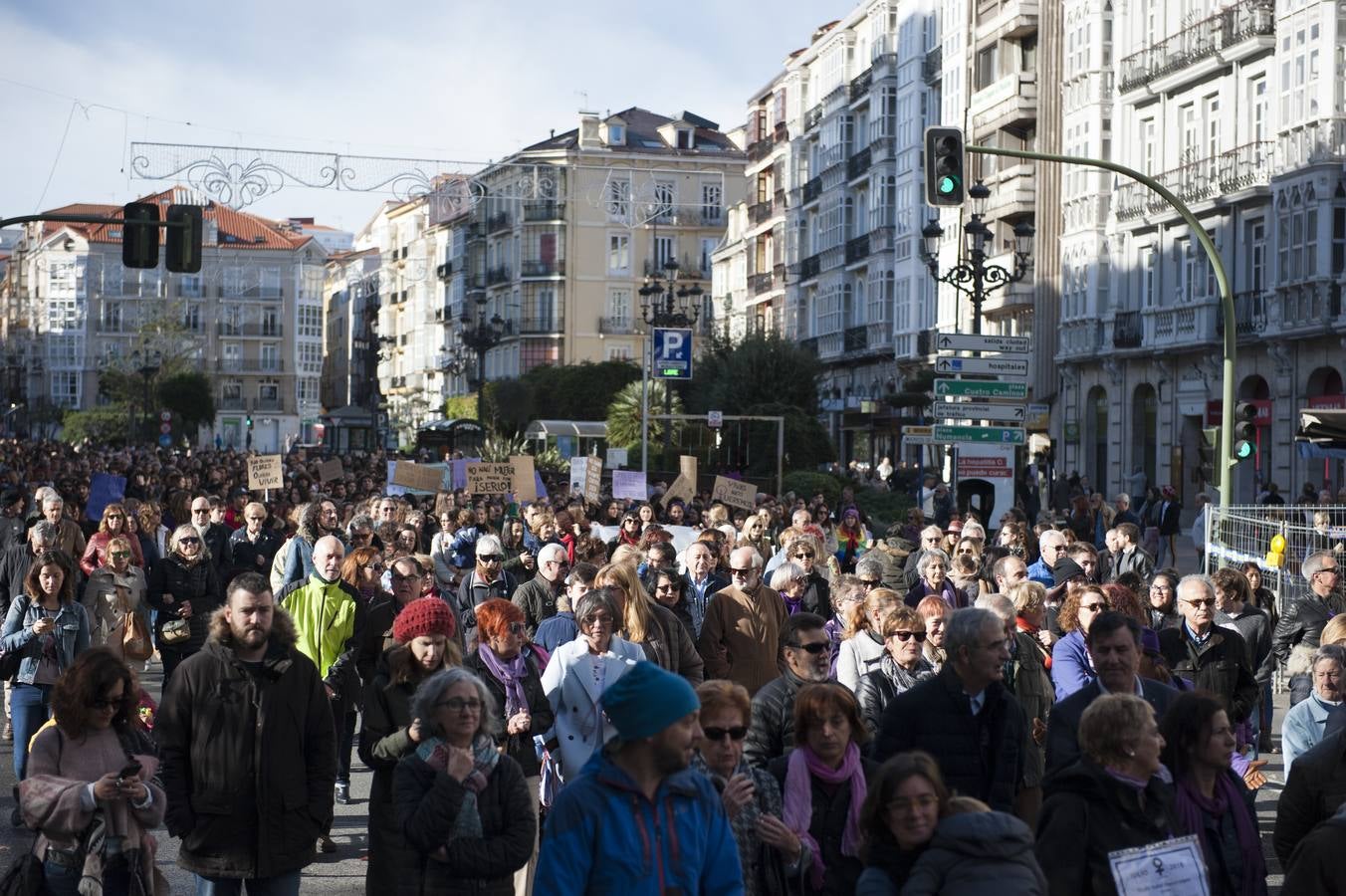 Cerca de 1.500 personas han participado en la manifestación que ha recorrido la capital cántabra reivindicando la igualdad real en la sociedad