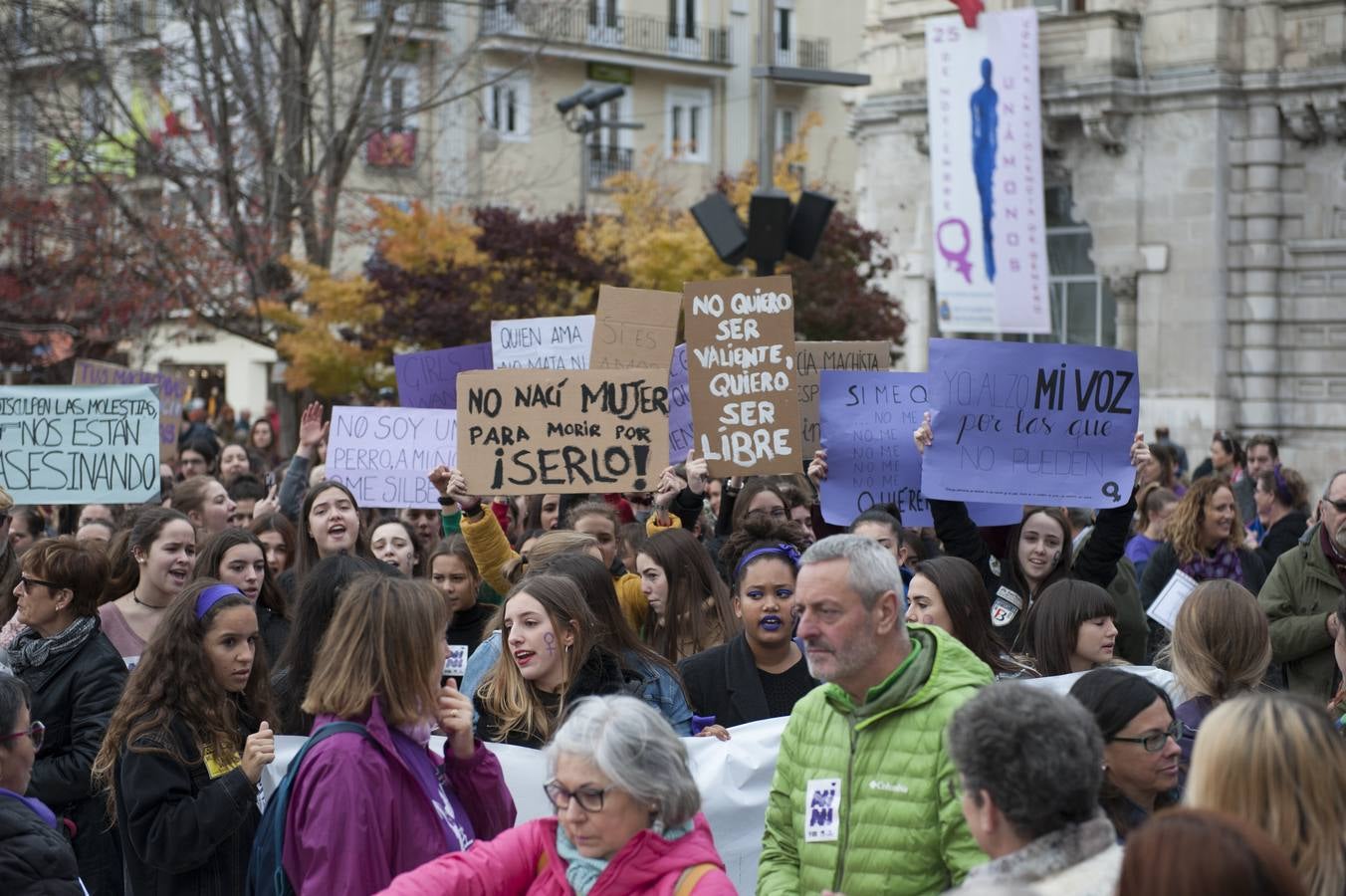 Cerca de 1.500 personas han participado en la manifestación que ha recorrido la capital cántabra reivindicando la igualdad real en la sociedad