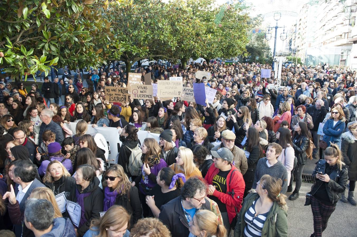 Cerca de 1.500 personas han participado en la manifestación que ha recorrido la capital cántabra reivindicando la igualdad real en la sociedad