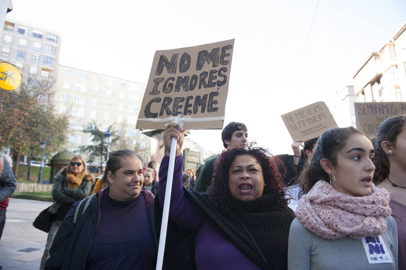 Cerca de 1.500 personas han participado en la manifestación que ha recorrido la capital cántabra reivindicando la igualdad real en la sociedad