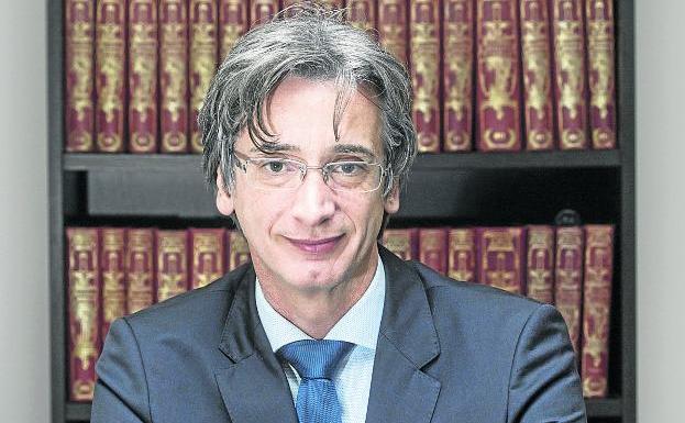José Corral Martínez lleva una década al frente del Colegio Notarial de Cantabria.