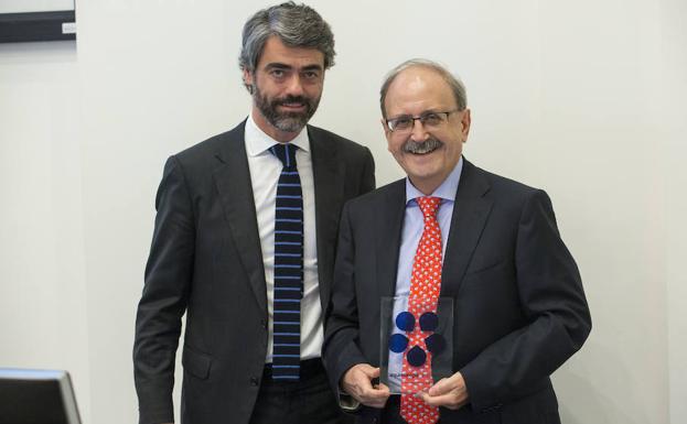 Luis Romero (dcha.) junto al consejero delegado de Vocento, Luis Enríquez.