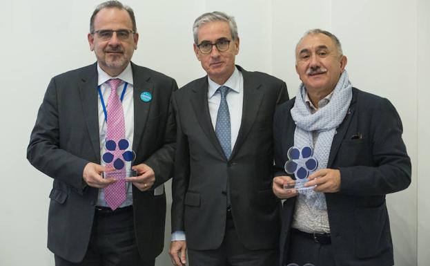 Ramón Jáuregui (centro) entrega los galardones a Luca Jahier (izq.) y Pepe Álvarez (dcha.).