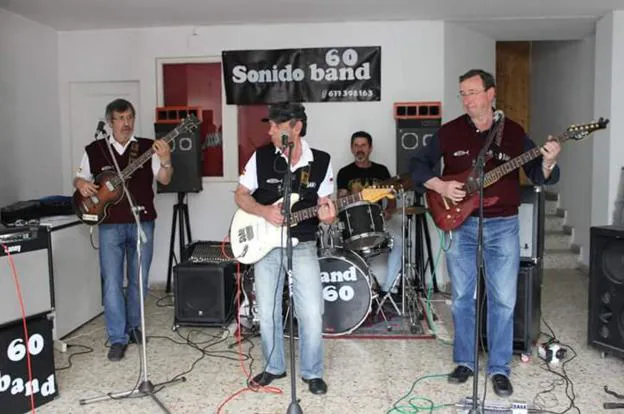 José Peña (guitarra baja y voces), Pedro Valle (guitarra y voz), Fernando Badiola (batería) y Manuel Ruiz (guitarra solista).