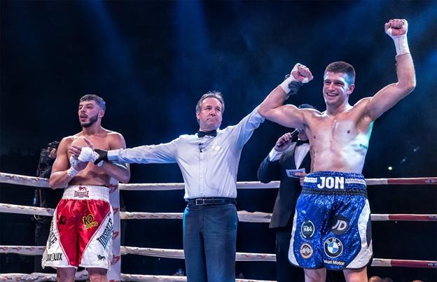 El árbitro levanta el brazo de Jon Miguez como ganador del combate. 