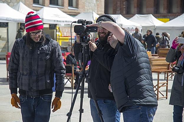 El director cántabro, a la derecha, con otros miembros del equipo, durante el rodaje.