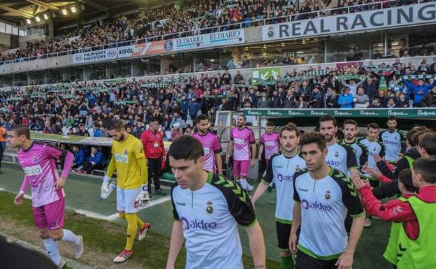 Momento en el que los dos equipos salen al campo con la grada en pie el pasado domingo en El Sardinero. 