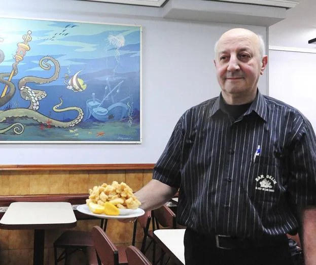 El propietario. Ángel Lanza está desde muy joven en el bar que antes ya tuvo su padre. 