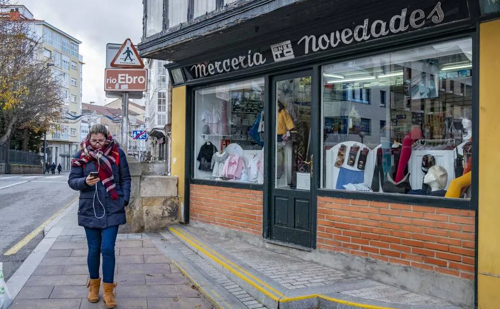 La Mercería El Puente conserva su cartel original con su antiguo nombre, Ernesto.