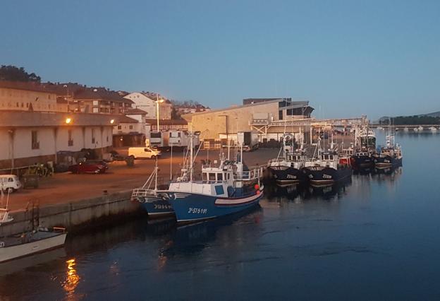 Embarcaciones atracadas en el puerto barquereño, en el que se aprecia la escasez de iluminación.