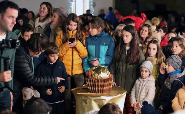 El pequeño Alfonso recibe órdenes durante el rodaje del spot final de Comillas para el concurso.