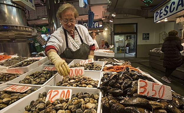 Imagen principal - El besugo, a 34 euros a un mes de Navidad