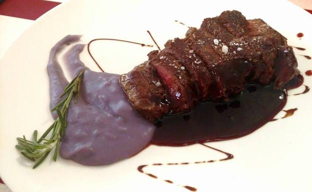 Imagen principal - Arriba, solomillo con agridulce de cardamomo. A la izquierda, revuelto de setas de cardo y pie azul. A la derecha, burrata con caviar de anchoas y lágrimas doradas.