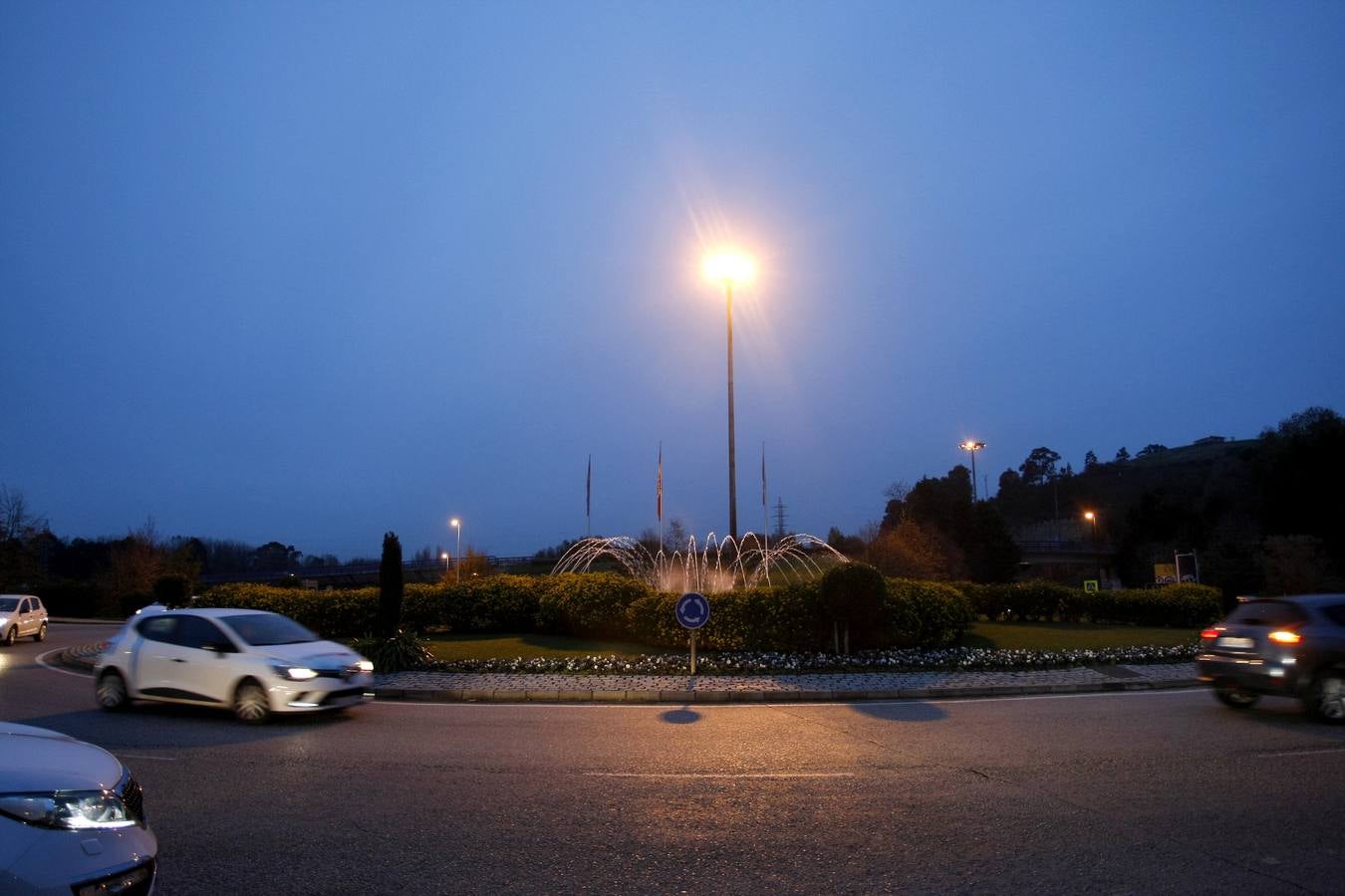 Fomento enciende el alumbrado en el principal acceso a Torrelavega y anuncia que cambiará las luminarias