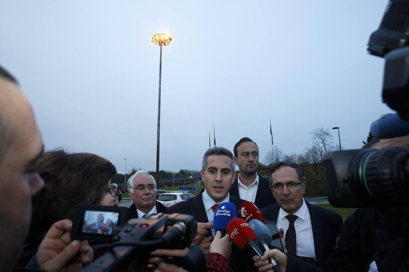 Fomento enciende el alumbrado en el principal acceso a Torrelavega y anuncia que cambiará las luminarias