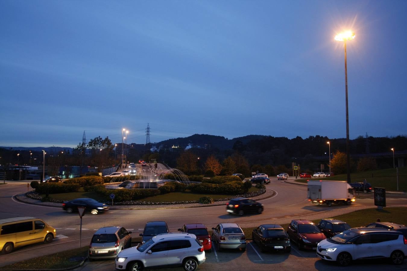 Fomento enciende el alumbrado en el principal acceso a Torrelavega y anuncia que cambiará las luminarias