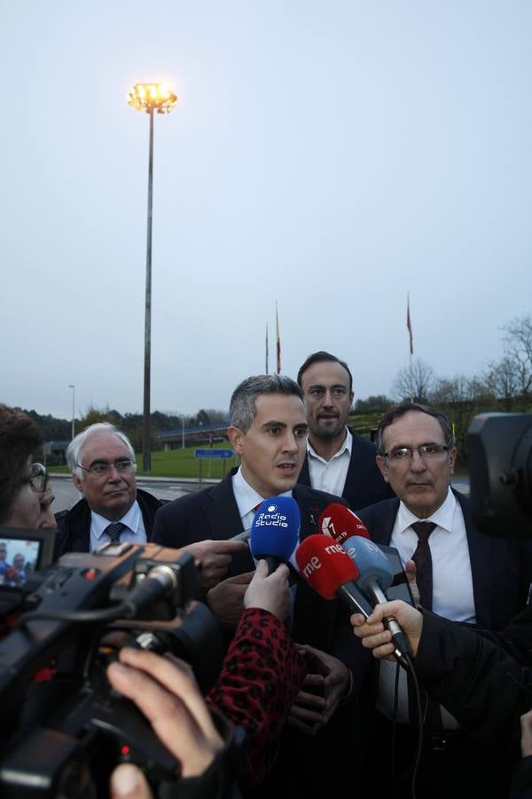 Fomento enciende el alumbrado en el principal acceso a Torrelavega y anuncia que cambiará las luminarias