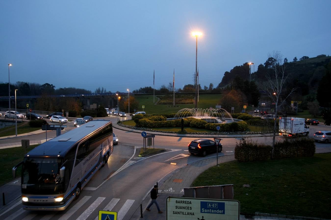 Fomento enciende el alumbrado en el principal acceso a Torrelavega y anuncia que cambiará las luminarias