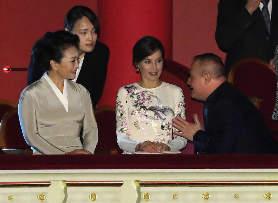 Recibimiento oficial de los Reyes al presidente de la República Popular China, Sr. Xi Jinping y su esposa, Peng Liyuan, en el Palacio Real de Madrid.