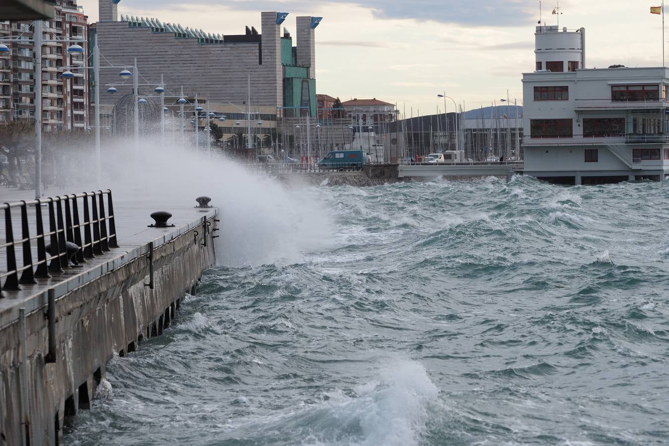 Así está hoy la bahía de Santander, azotada por el viento Sur