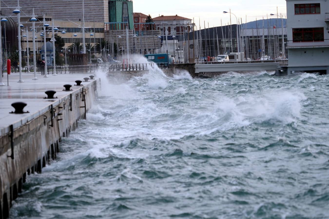 Así está hoy la bahía de Santander, azotada por el viento Sur