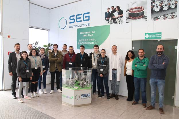 Los jóvenes conocieron las instalaciones de SEG Automotive Spain en Adal, Treto