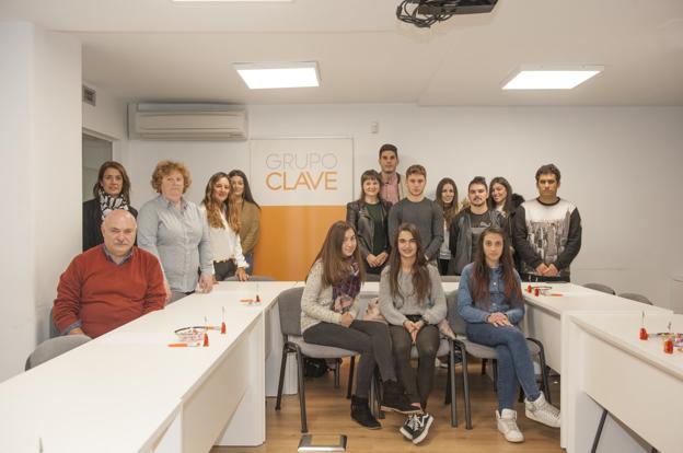 Los estudiantes visitaron las oficinas del Grupo Clave en la c/ Joaquín Costa 13, en Santander. 