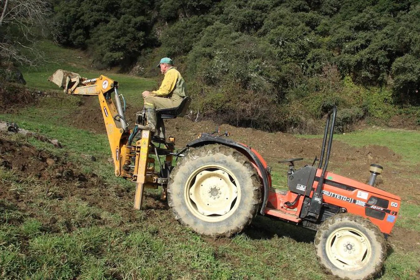 Marcos González abriendo una zanja para encauzar los drenajes en una finca de su propiedad