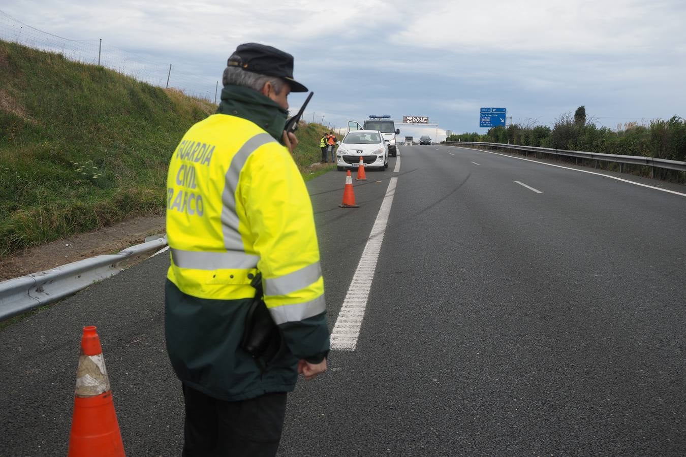 Una furgoneta ha volcado esta mañana en la S-20, en un accidente sin heridos que ha generado retenciones a primera hora para entrar en Santander