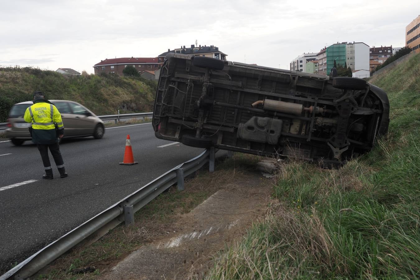 Una furgoneta ha volcado esta mañana en la S-20, en un accidente sin heridos que ha generado retenciones a primera hora para entrar en Santander