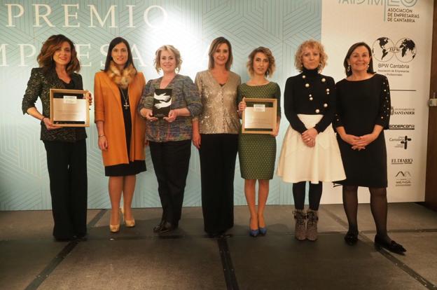 De izquierda a derecha, Rocío Vielva, Gema Igual, Maite Rodríguez, Eva Fernández Cobo, Laura Saínz, Eva Díaz Tezanos y Lola Gorostiaga.