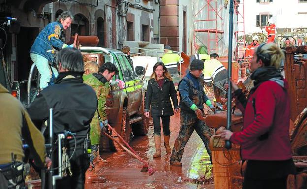 Imagen principal - Marta Etura en las calles de Elizondo, inundadas para la película, junto al director Fernando González Molina y con Leonardo Sbaraglia, que se incorpora a la saga para dar vida al juez Markina.