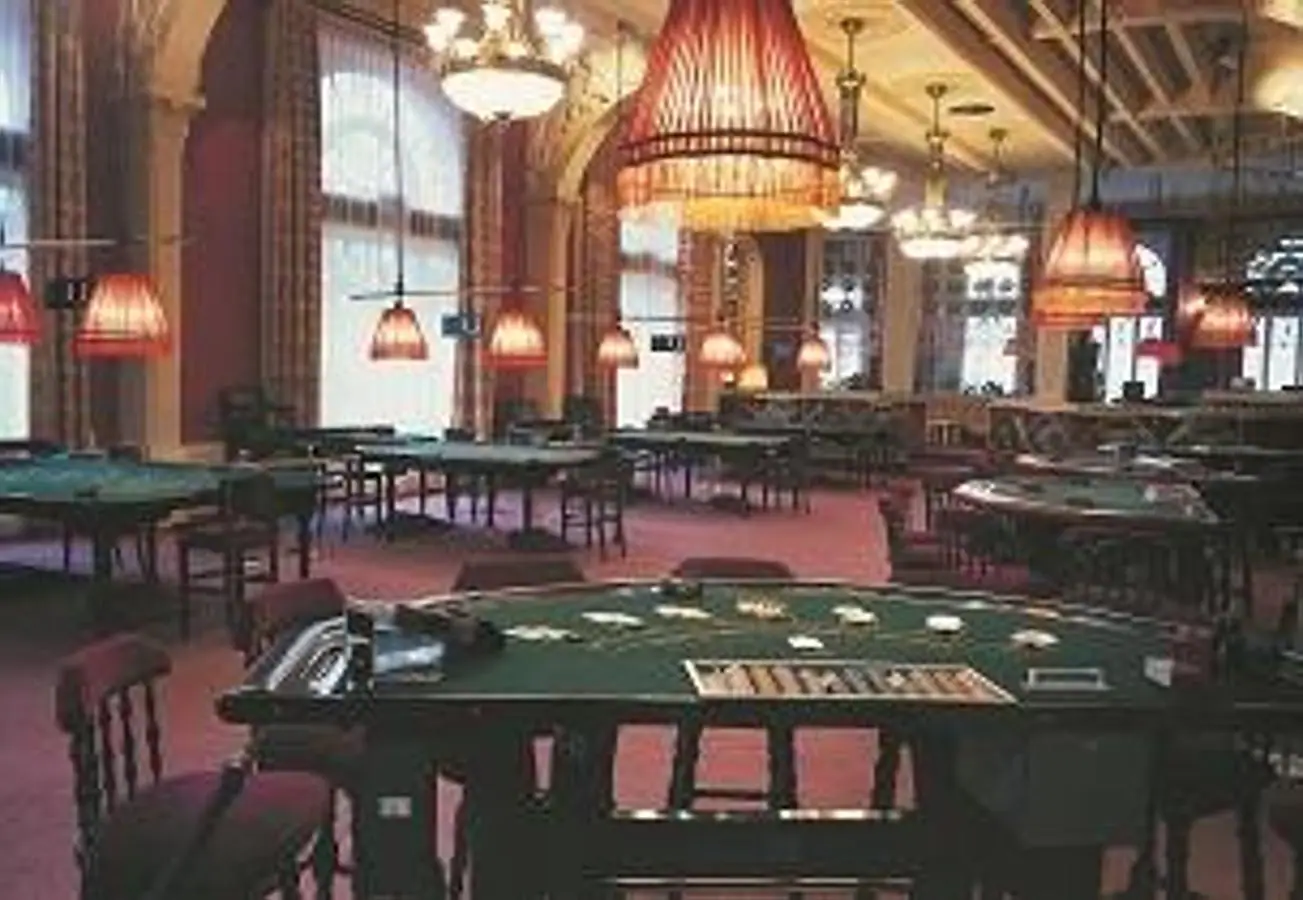Hoy se cumplen cuatro décadas desde que el Casino de El Sardinero recibiera la licencia de juego. Hacemos un repaso por su historia.
