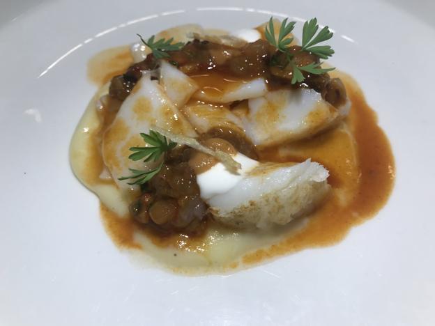 Bacalao laminado, jugo de callos y una reducción de carabineros. 