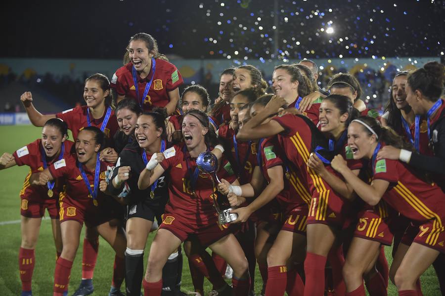 La selección española femenina Sub'17 terminó invicta y alcanzó este sábado su primer título en el Mundial de la categoría gracias al triunfo por 2-1 sobre México, con un doblete de la goleadora Claudia Pina, en el torneo que se disputó en Uruguay.