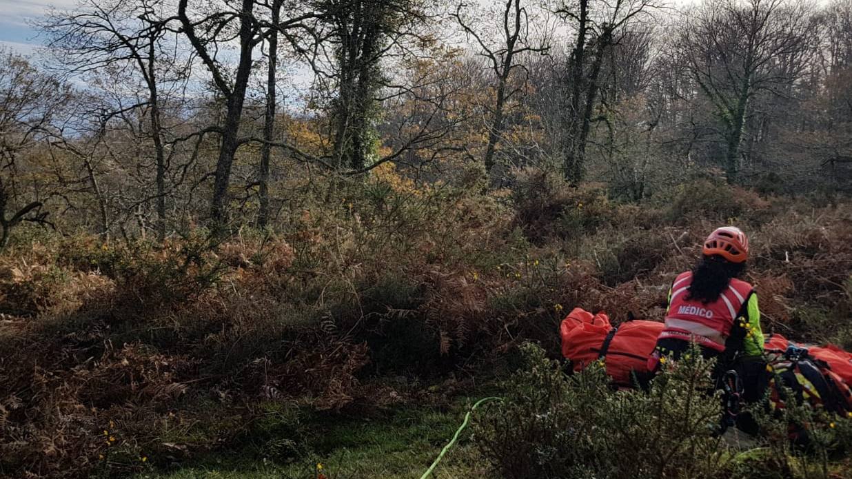 La médica del equipo atiende al hombre que ha sufrido el infarto antes de izarle al helicóptero