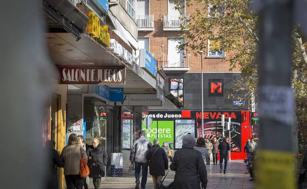 Varios salones de juego se concentran a escasos metros en el barrio de Ventas, en Madrid.