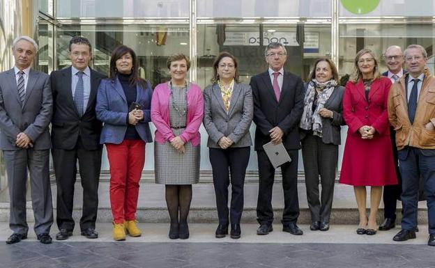 Primer equipo de Sanidad. Desde la izquierda, Alejandro Rojo, Javier González, Virginia Ruiz, Luisa Real, Cruz Reguera, Julián Pérez Gil, Mª Antonia Mora, Ana Tejerina, Joaquín Ruiz Sisniega, Fernando Villoria y Julio Pascual. 