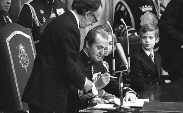 Sanción real. El rey Juan Carlos sancionó la Constitución el 27 de diciembre de 1978, «el mejor aval para que España inicie un periodo de grandeza». 