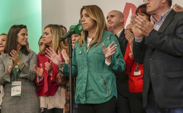 Susana Díaz y miembros del PSOE de Andalucía en el Hotel Meliá Sevilla, durante la noche electoral del PSOE de Andalucía. 