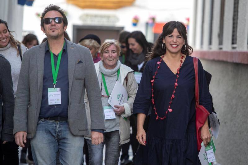 La candidata de Adelante Andalucía a la presidencia de la Junta de Andalucía, Teresa Rodríguez, junto a su pareja, el alcalde de Cádiz, José María González, a su llegada al Colegio La Salle Viña (Cádiz) momentos antes de ejercer ambos su derecho al voto.