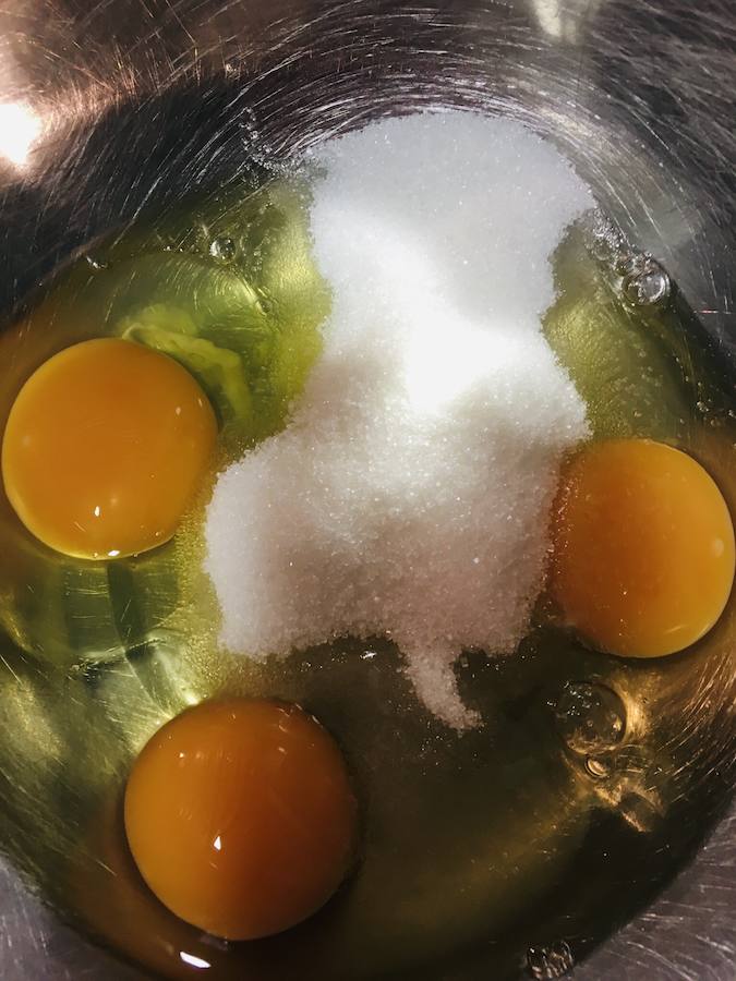 1-Verter los huevos y el azúcar en un bol. Batir con varilla eléctrica durante 20 minutos a velocidad media.