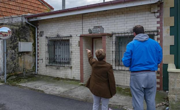 Dos vecinos señalan la 'Casa del crimen'.