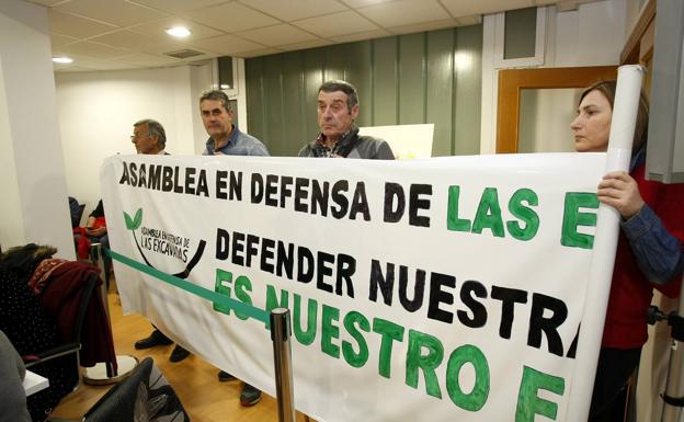 Integrantes de la Plataforma en Defensa de Las Excavadas durante la celebración de un Pleno municipal.