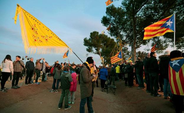 Concentración ante la prisión barcelonesa de Lledoners, en apoyo a los diputados de JxCat en huelga de hambre.