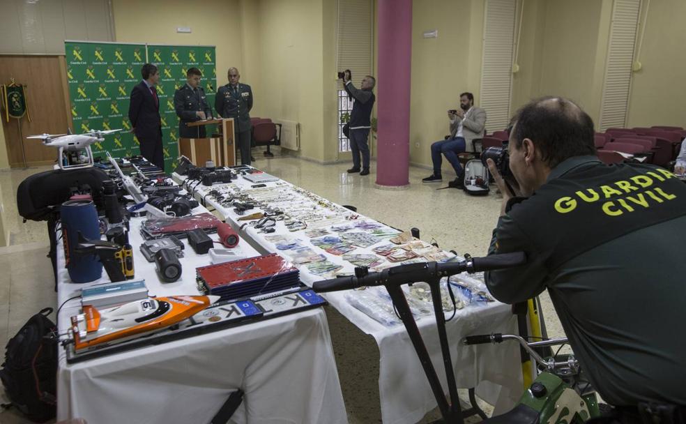 Pablo Zuloaga y mandos de la Guardia Civil, durante la rueda de prensa en el cuartel de Campogir