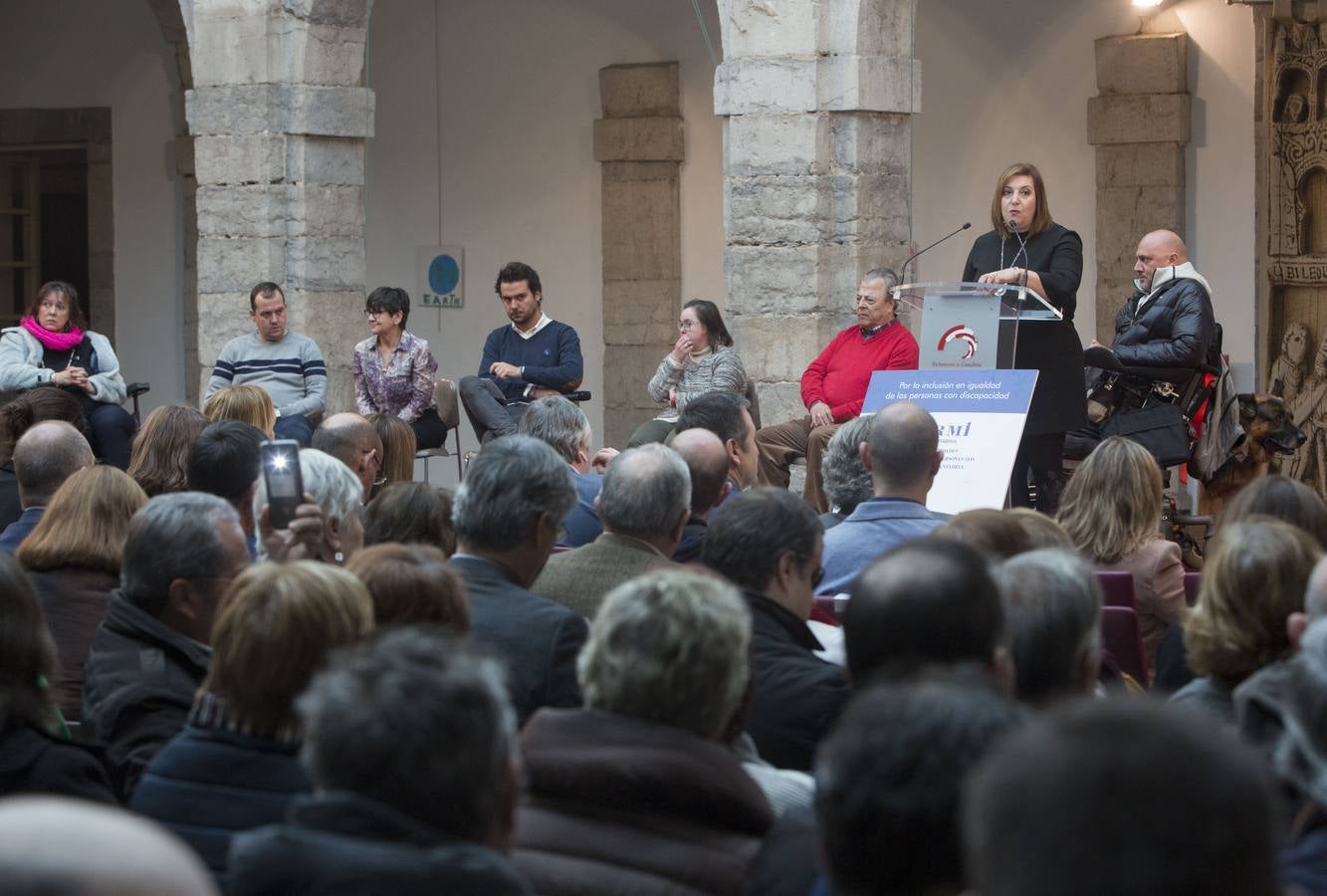 El Parlamento de Cantabria acoge los actos conmemorativos del Día Internacional y Europeo de las personas con discapacidad. Organizados por el Comité de Entidades representantes de Personas con Discapacidad de Cantabria (CERMI Cantabria), el evento congrega a personas con discapacidad y sus familias, voluntarios, profesionales y representantes de las instituciones y entidades de la región.